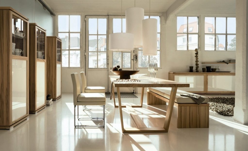 Salón de estilo natural con muebles de madera
